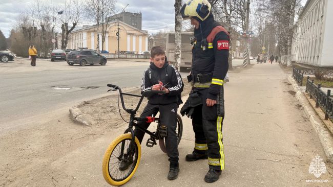 Ухтинские пожарные провели беседы с жителями на улицах города
