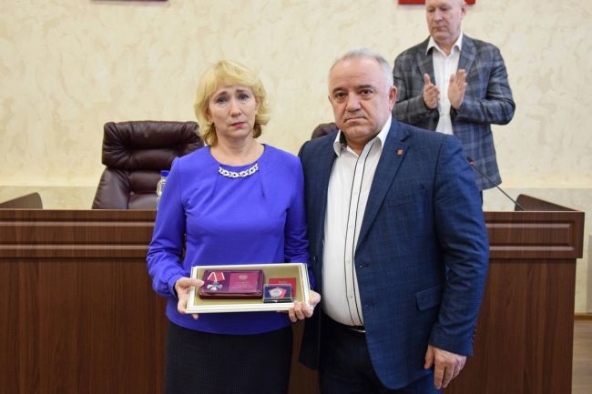 вручили награды родным бойцов, погибших в СВО